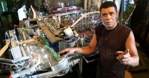 14jun2015---o-mecanico-e-soldador-luiz-silveira-47-morador-da-favela-metro-mangueira-na-zona-norte-d